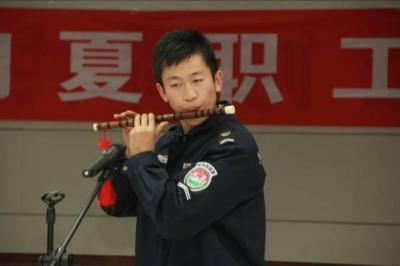 大学生员工滕鑫的笛子独奏《西游记》颇有专业水准