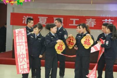 职工自编自演的节目《欢乐中国年》